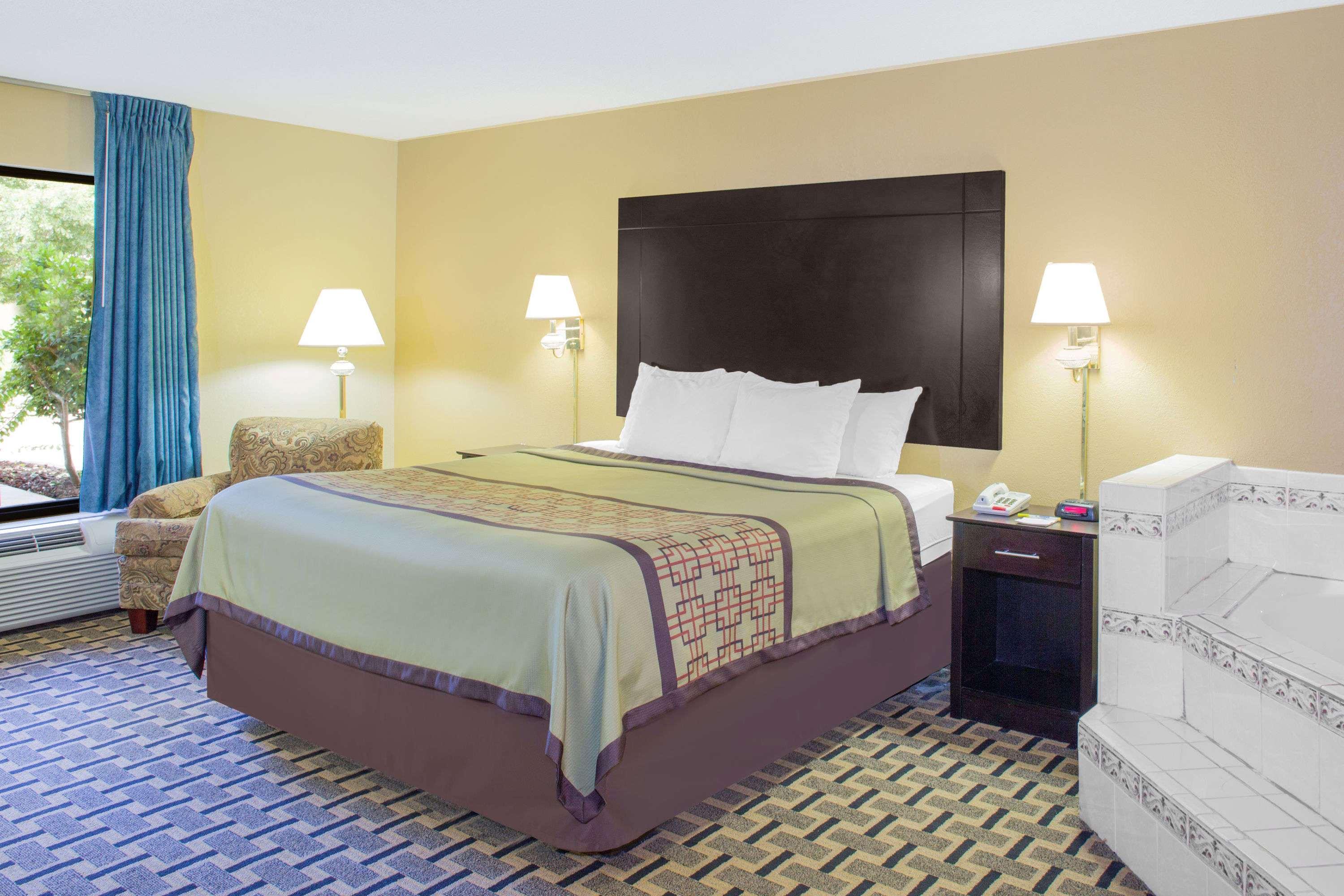 Days Inn By Wyndham Andalusia Exterior photo